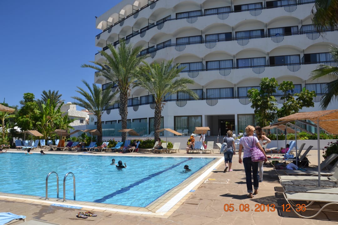Pool und Hotel Crystal Springs Beach Hotel