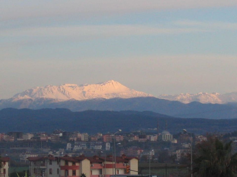 Aussicht vom Balkon auf die schneebedeckten Berge Hotel Oleander