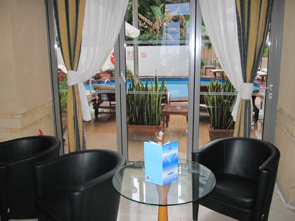 Lobby und Eingang im Hintergrund der Pool Ibiscus Hotel Rhodos