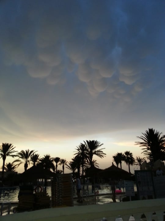 Der Himmel hängt voller Busen Houda Golf & Beach Club