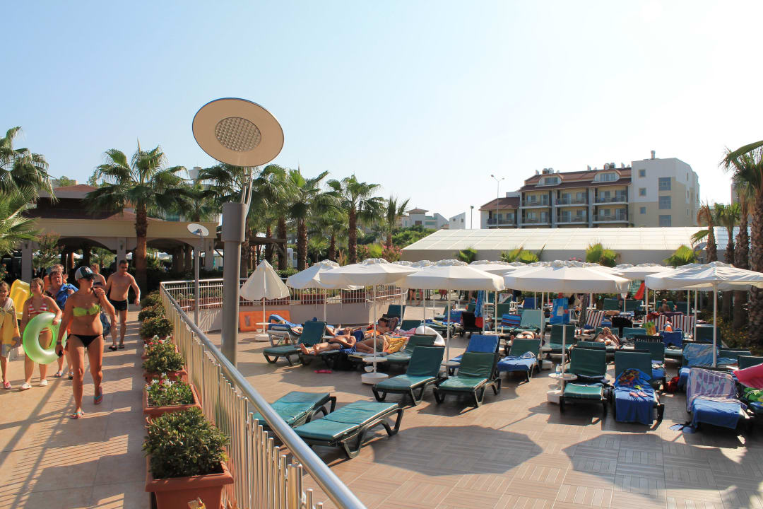 Weg zur Poolbar Hane Family Resort
