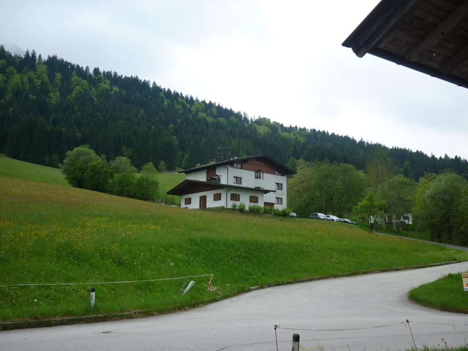 Blick zum Apparetmenthaus Appartementhaus Fischbacher - Bauernhof Grosswolfing