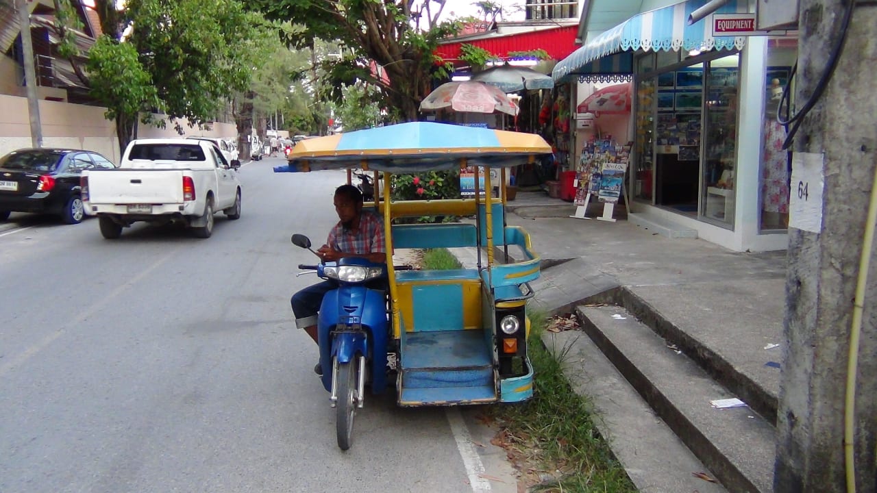 Tuk Tuk vor dem Hotel Best Western Premier Bangtao Beach Resort & Spa