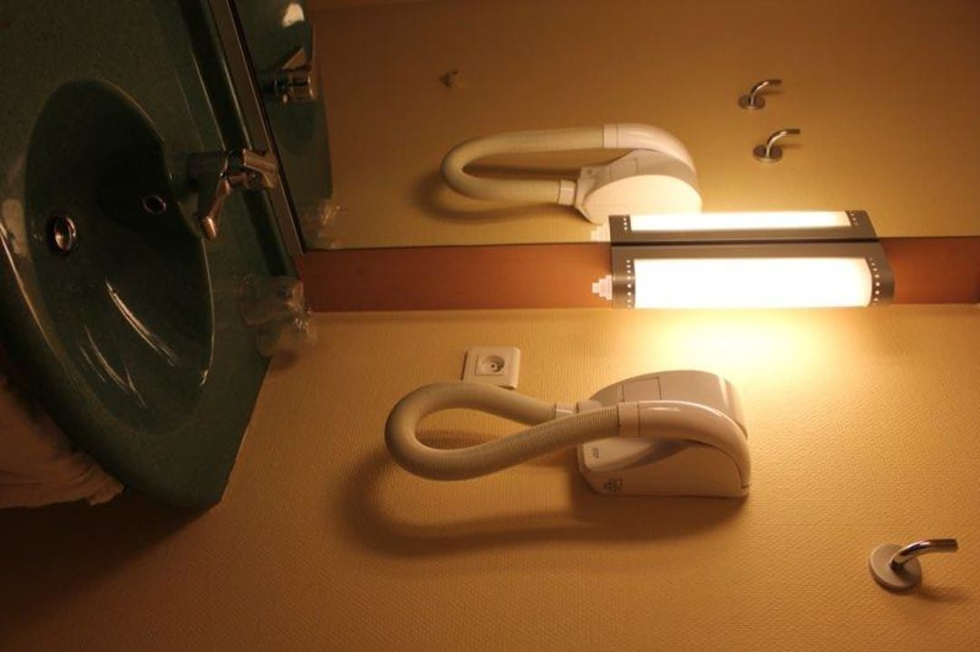 Waschbecken und Fön ibis Hotel Paris Ornano Montmartre Nord