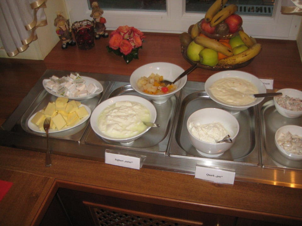 Ein Blick auf das reichhaltige Frühstück  Hotel Imperial Binz