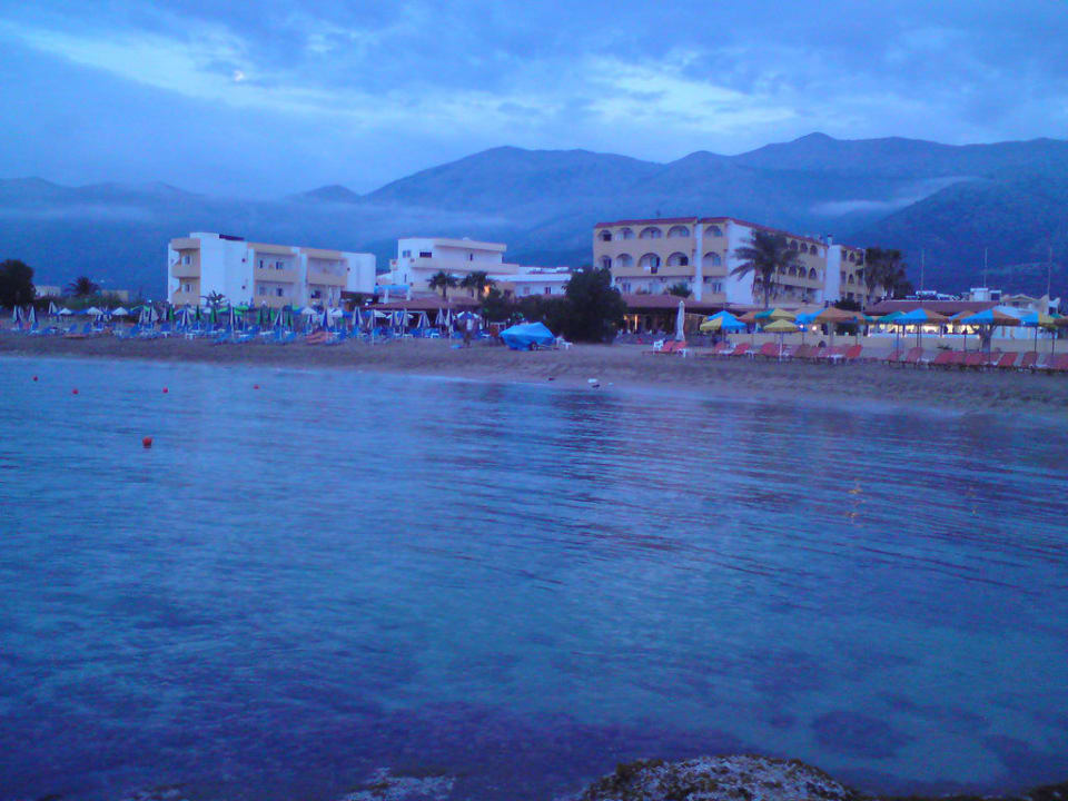 Blick vom Wasser auf das Hotel allsun Hotel Carolina Mare