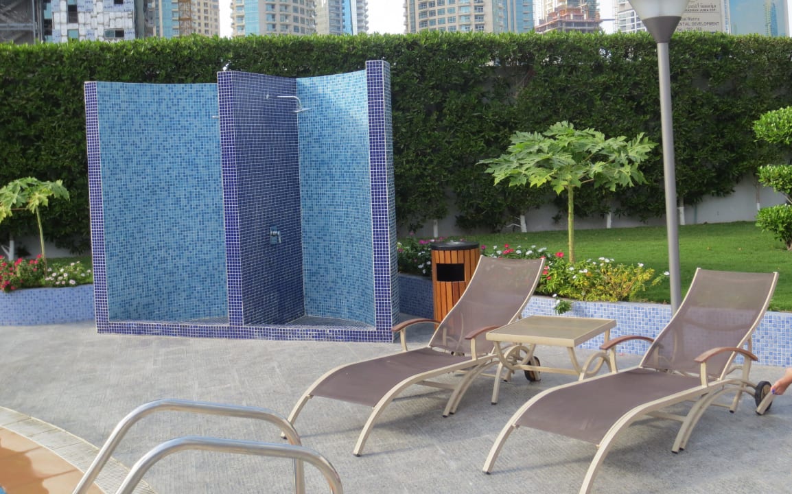 Dusche und Liegen Aparthotel Marina View