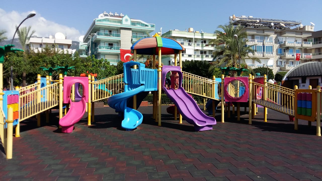 Spielplatz vor der Tür  Hotel Kahya