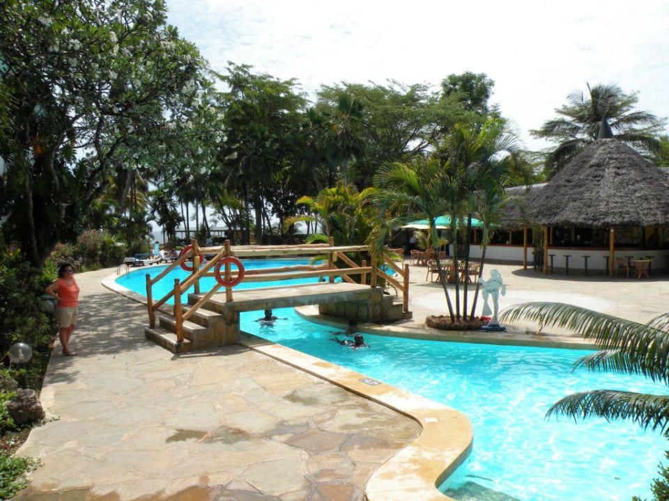 Pool Hotel Traveller's Club