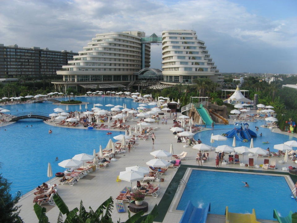 Poolbereich und Hotel Hotel Miracle Resort