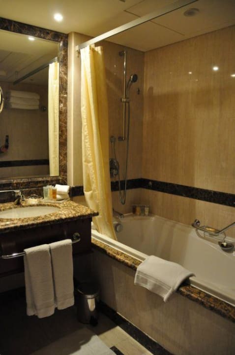 Bad im Zimmer im Hauptgebäude Le Royal Méridien Beach Resort & Spa Dubai