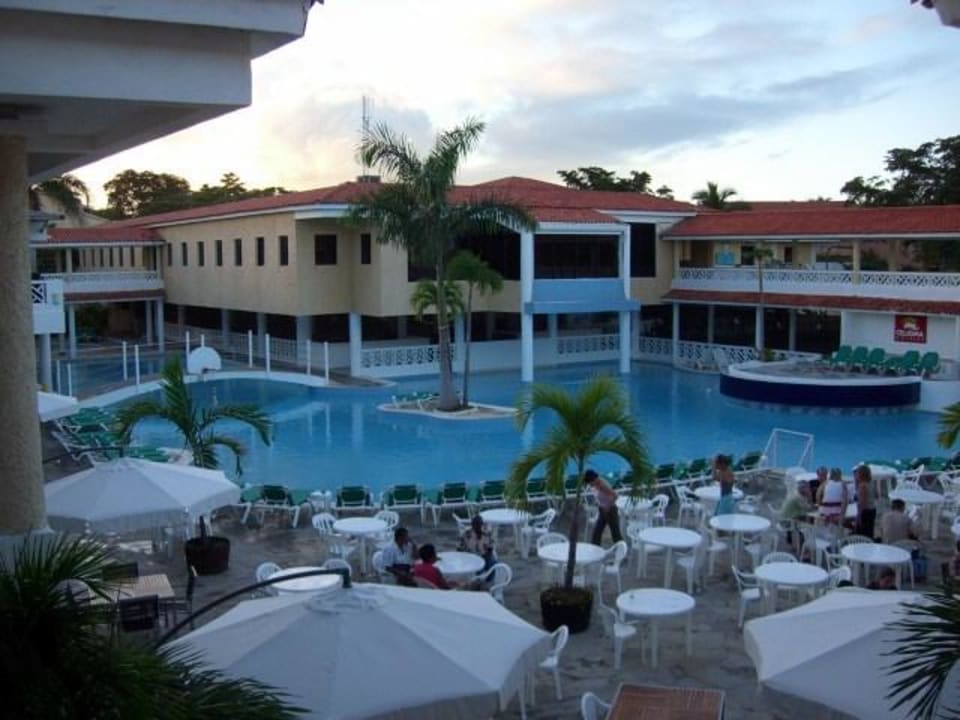 Blick über den Pool zum VIP-Bereich Emotions by Hodelpa Puerto Plata