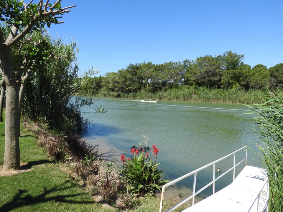 Gartenanlage mit blick auf den Fluß  Titanic Deluxe Golf Belek