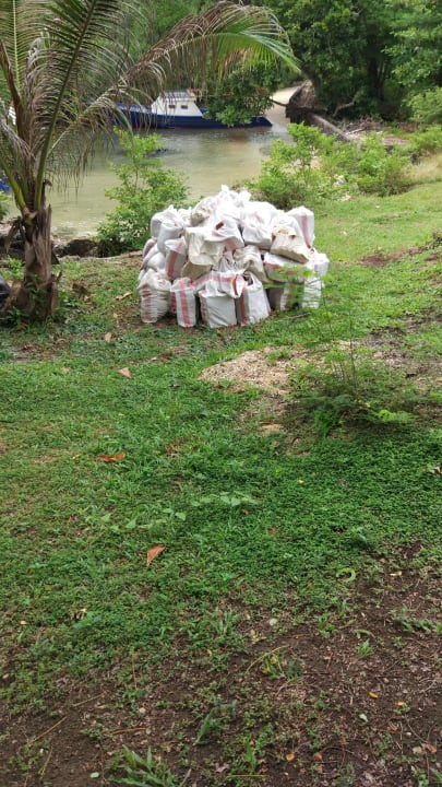 Bauschutt Hotel Bunaken SeaGarden Resort