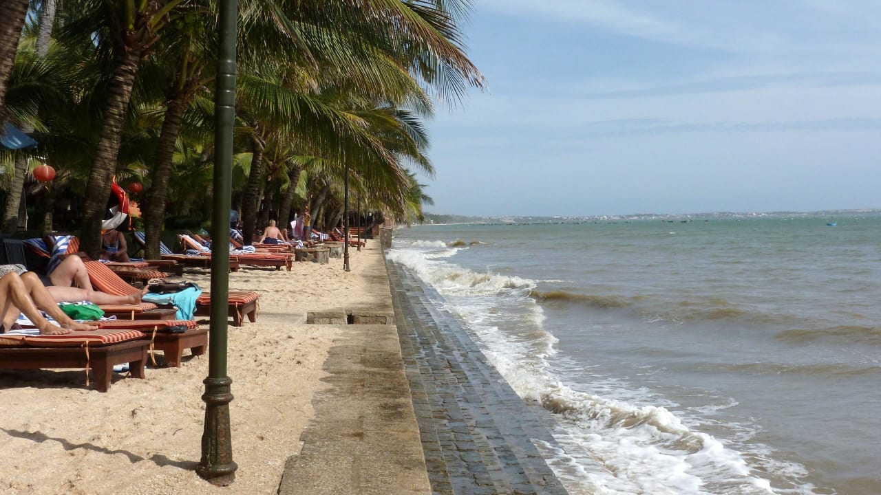 Strand bei Flut Hoang Ngoc Beach Resort