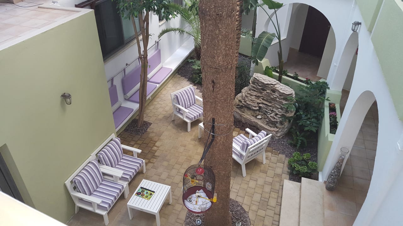 Innenhof Alianthos Garden Hotel