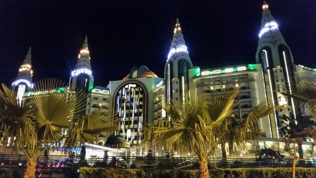 Bei Nacht wie in Las Vegas Hotel Delphin Imperial