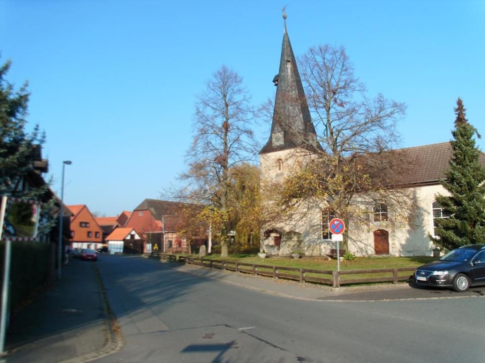 Kirche gegenüber Landhaus VERDI