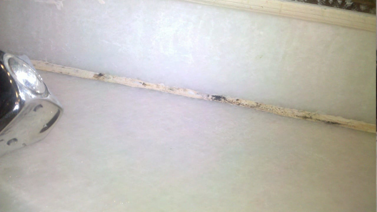 Verschimmelte Fugen am Waschbecken Hotel Asrin Beach