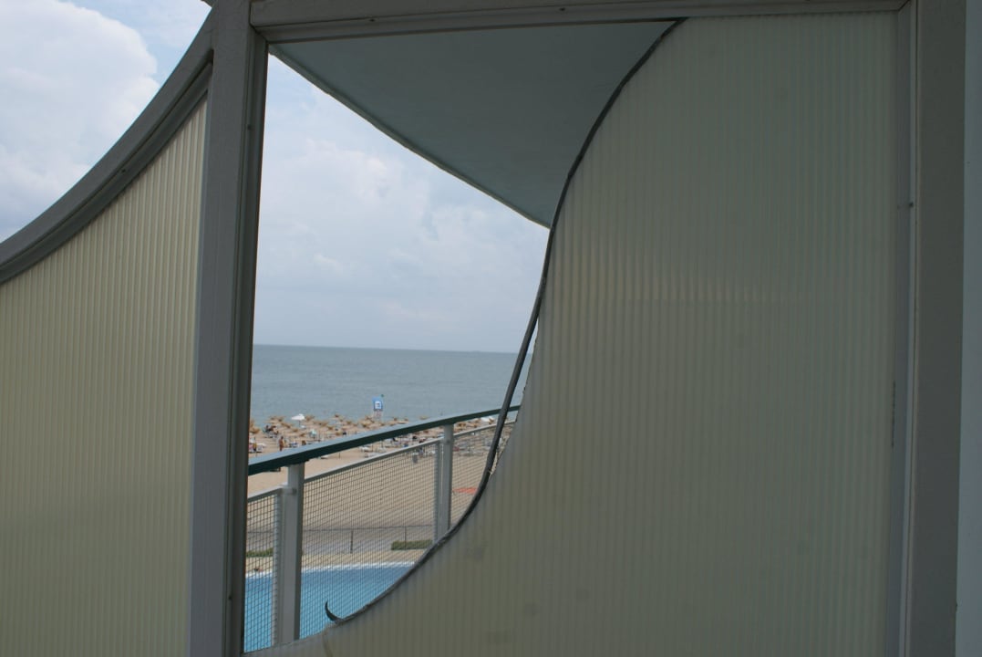 Popękane pleksi oddzielajace balkony Berlin Golden Beach