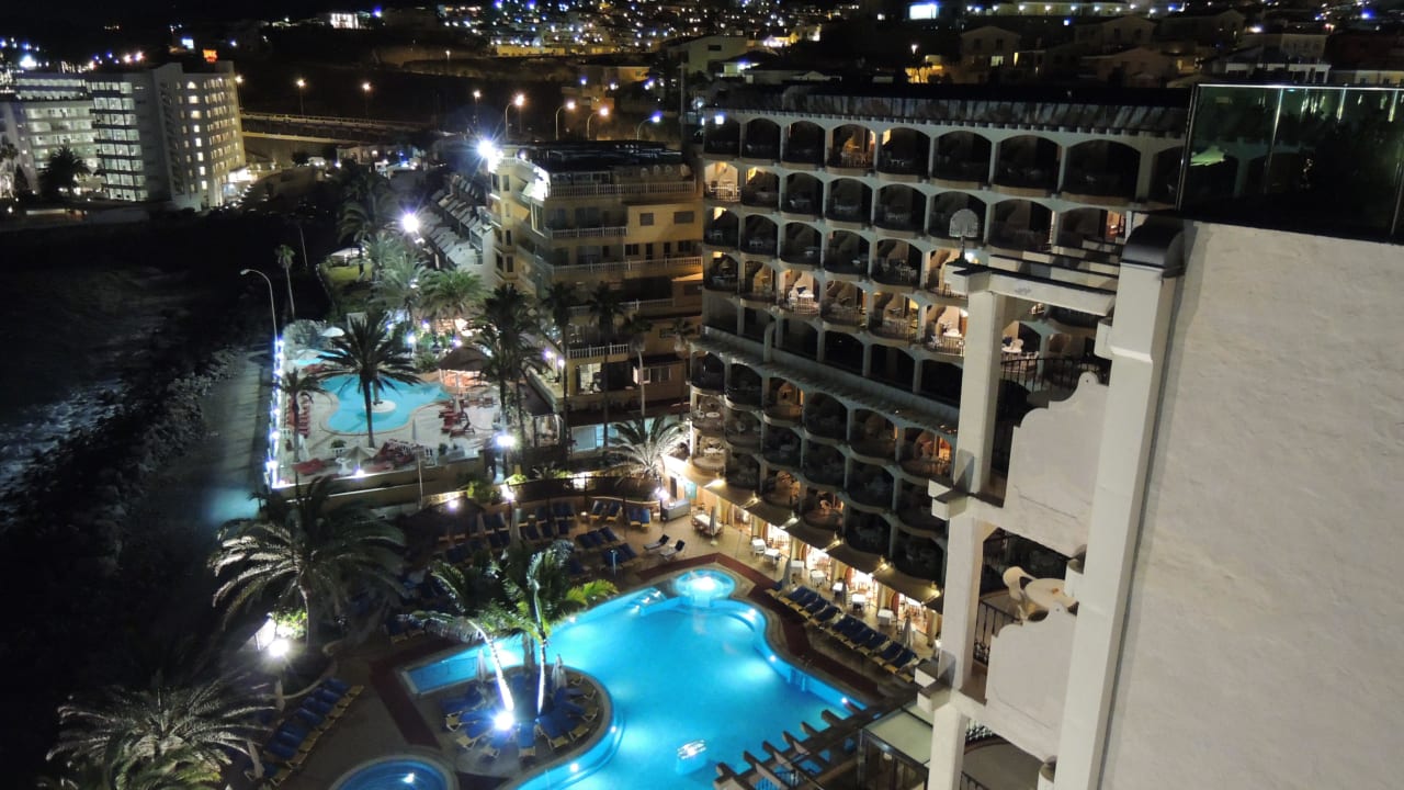 Blick am Abend von der Dachterrasse Bull Dorado Beach & Spa