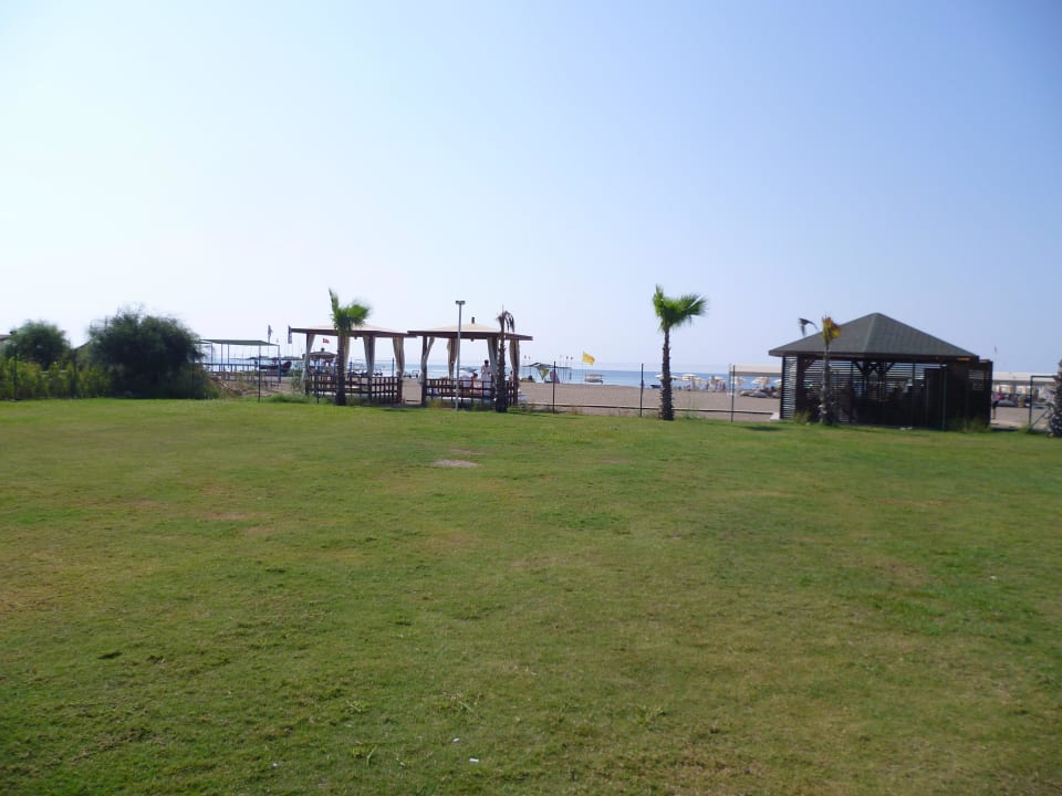 Ansicht zwischen Bar und Strand Wyndham Garden Lara