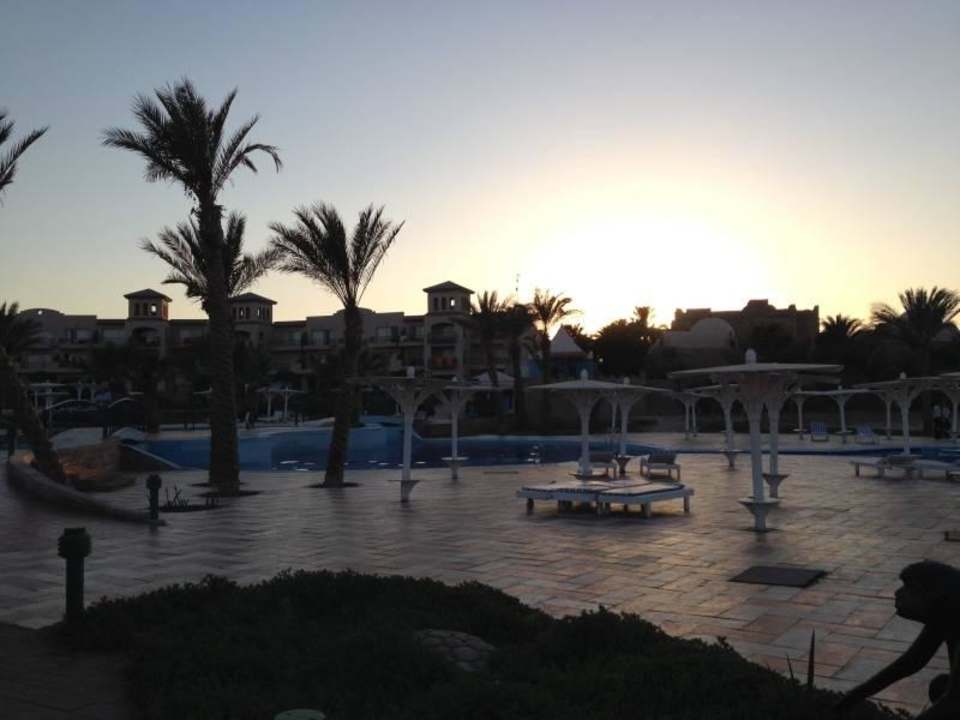 Basen przy zachodzie Pensée Royal Garden Beach Resort