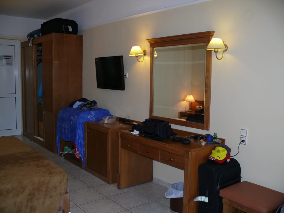 Möbel im Zimmer zweckmäßig, aber auch nicht mehr. Vantaris Palace