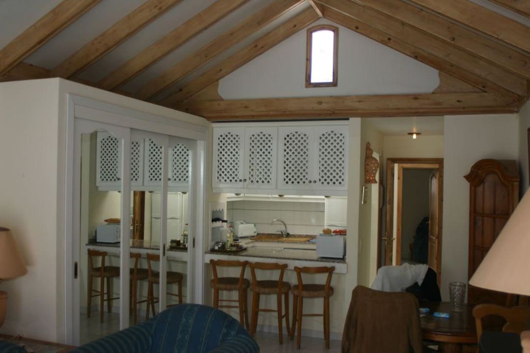 Das Wohnzimmer mit Blick auf die Küche Hotel Sands Beach Resort