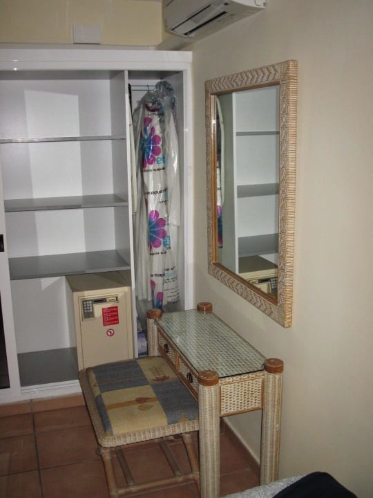 Schlafzimmerschrank rechts mit Safe u. Bademänteln Apartamentos Nogalera