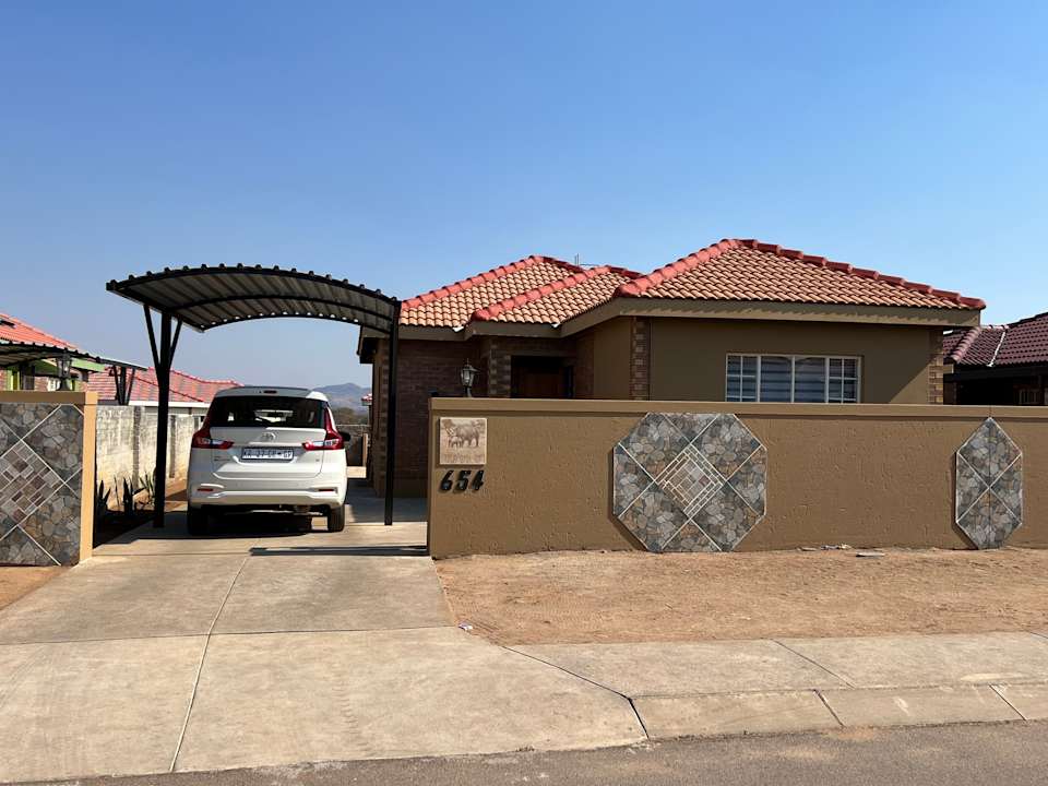 Außenansicht Rhino House with 3 bedrooms next to Pilanesberg and Sun City