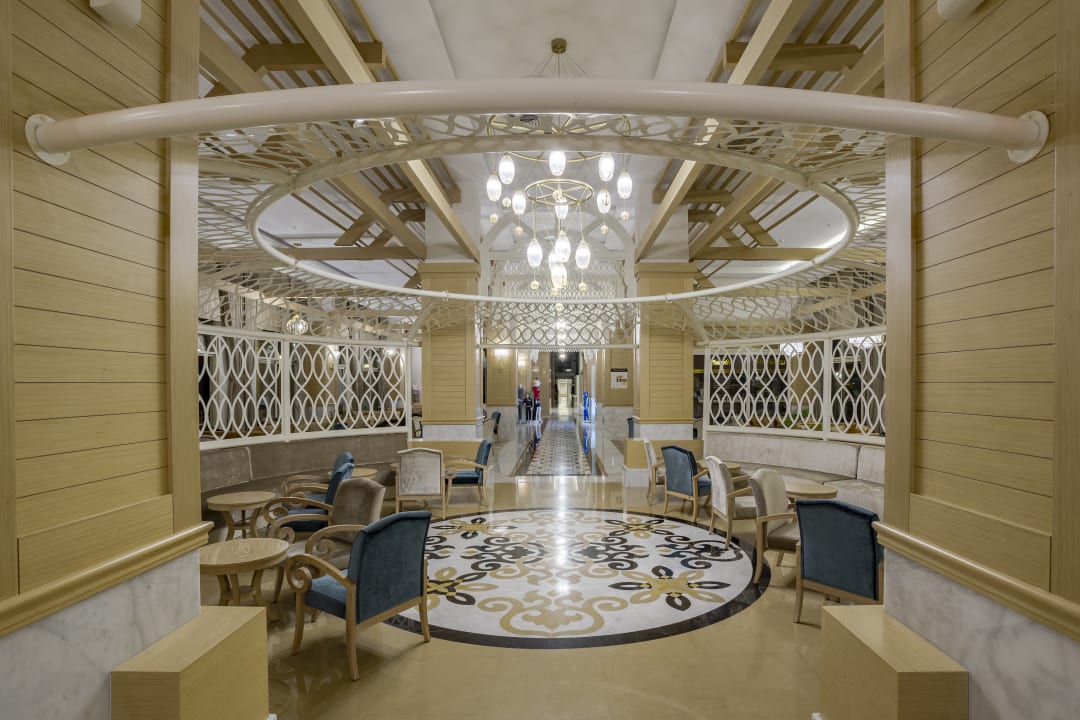 Lobby Well Palace Side