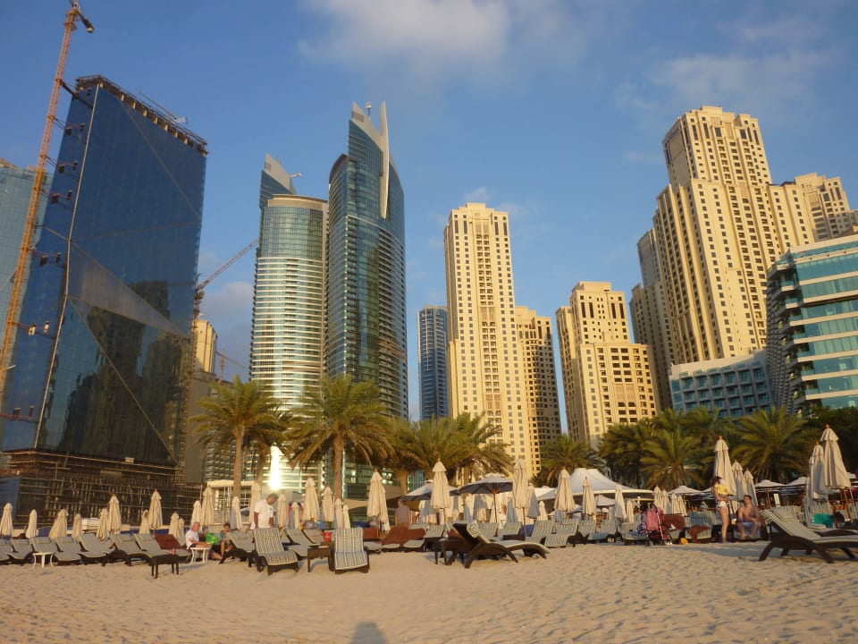 Hotellstrand vor Sonnenuntergang Hilton Dubai Jumeirah