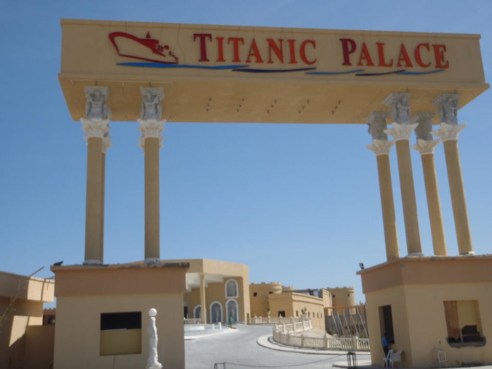 Einfahrt Hotel Titanic Palace