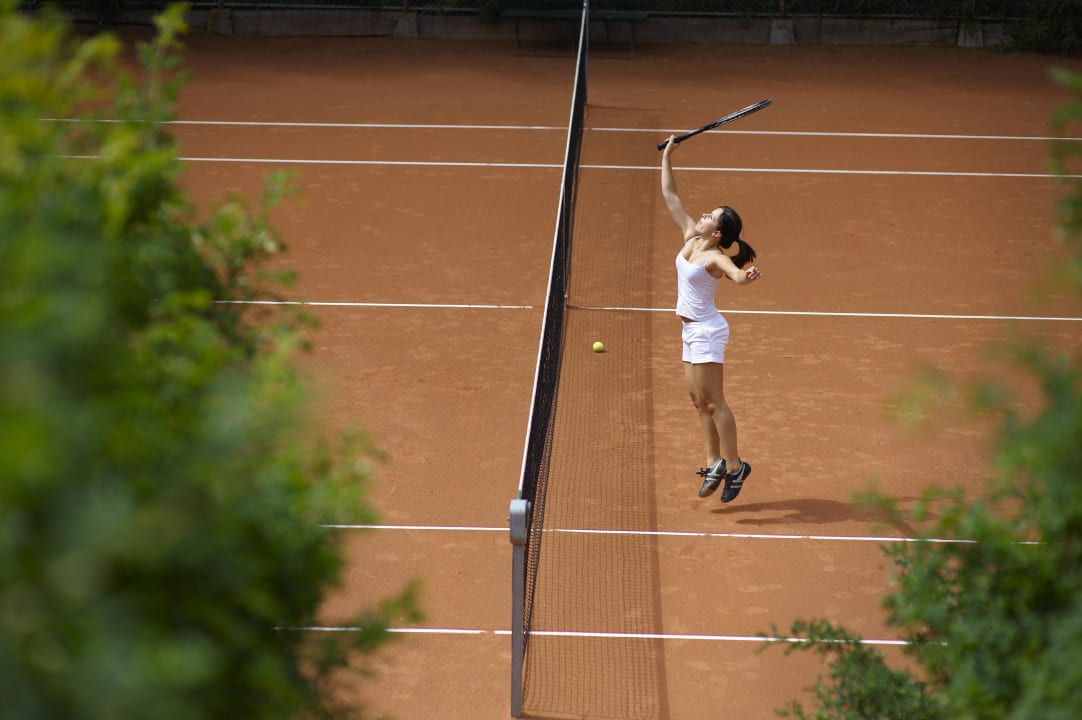 Kostenfreier Tennisplatz für unsere Hotelgäste Hotel Saratz
