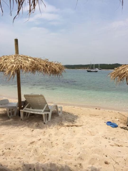 Sandstrand auf Insel Levan Strandvilla Aurora