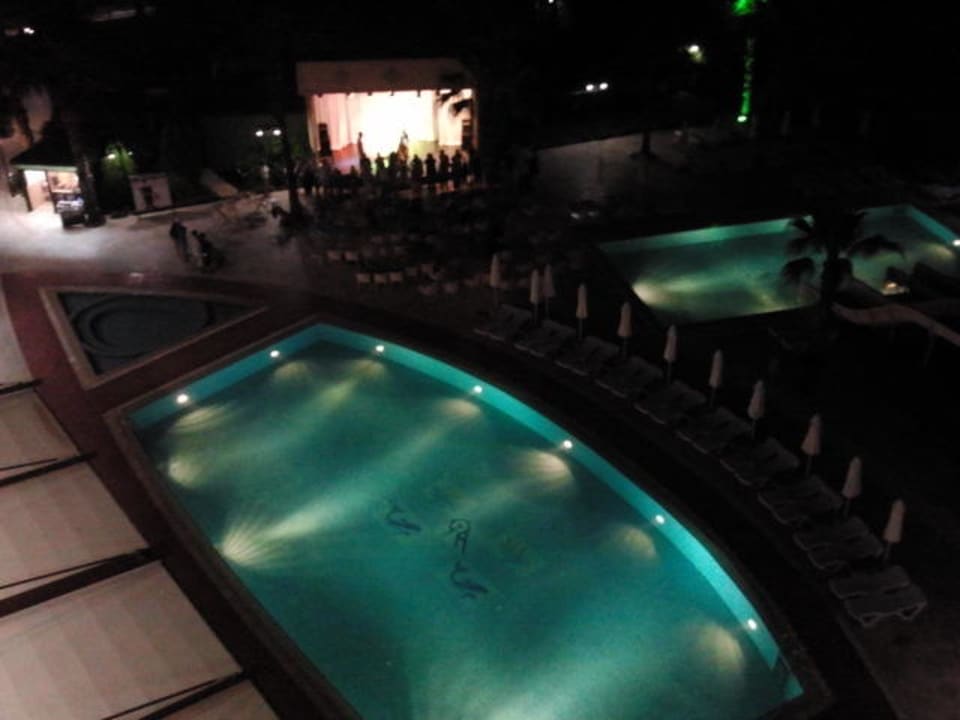 Pool und Bühne bei Nacht Royal Atlantis Beach Hotel