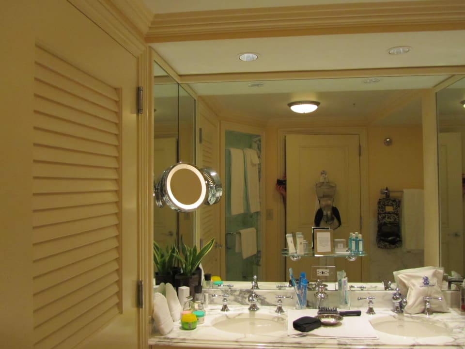 Spiegel und Waschbecken Hotel The Ritz-Carlton Golf Resort