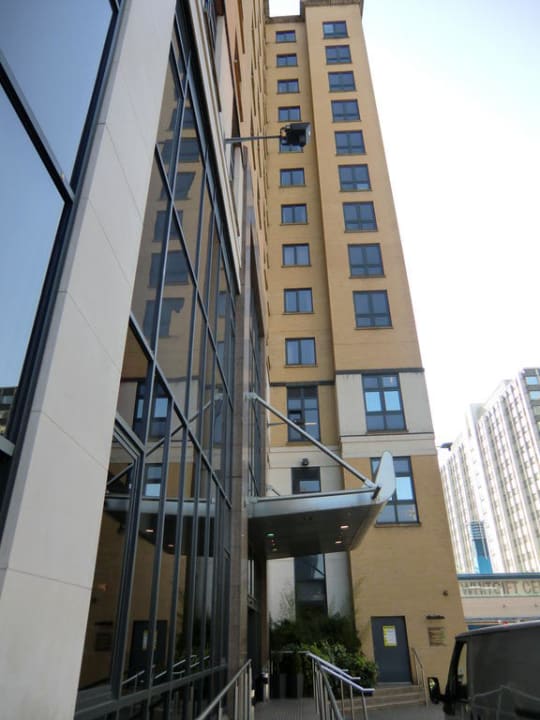 Eingang Leonardo Hotel London Croydon