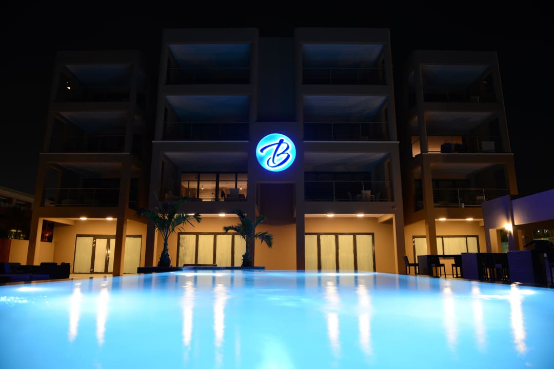 Het zwembad en uitzicht op de appartementen Apartment The Beach House