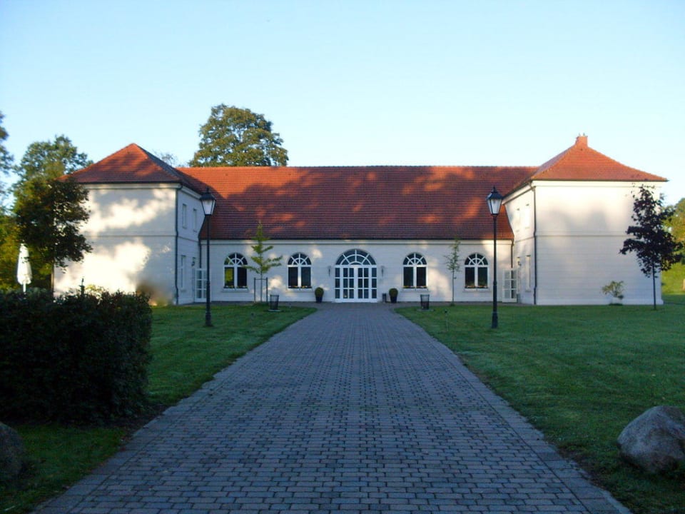 Blick zum Nebengebäude vom Schloß aus Hotel Schloß Wedendorf