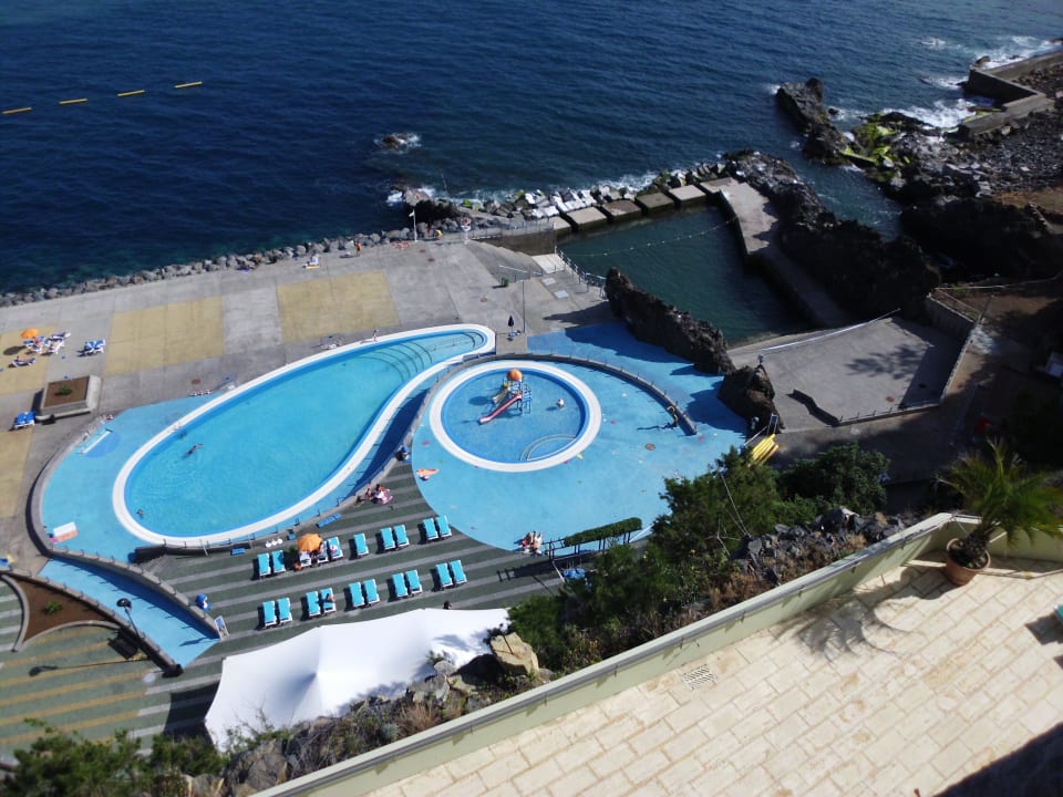 ( Blick rechts mit Meerwasserbecken Hotel Madeira Regency Cliff