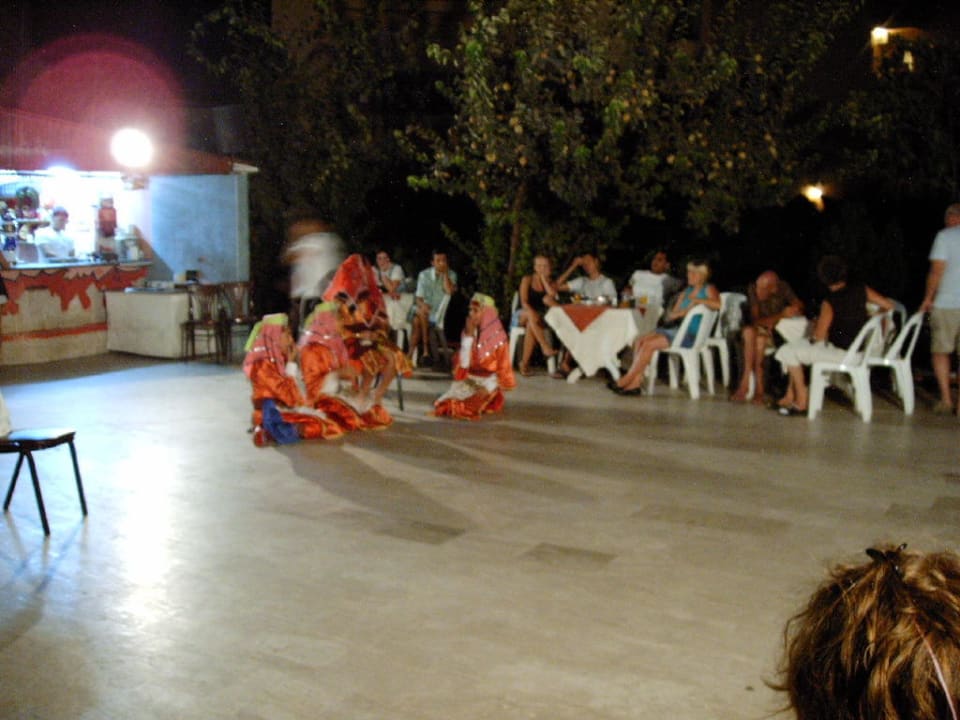 Abendprogramm mit Poolbar im Hintergrund Acar Hotel