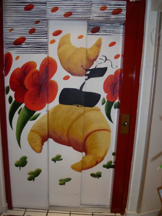 Lift (auf jedem Stock individuell lackiert) Hotel des Arts Montmatre