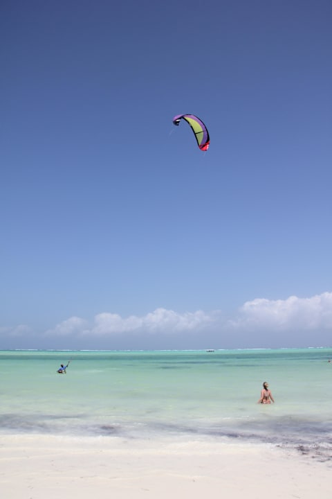 Kitesurfer bei "gehendem Wasser" (Ebbe) Neptune Pwani Beach Resort & Spa
