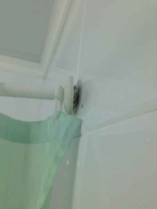 Vorhang im Bad - auserhalb der Verankerung haltet Hotel Europalace