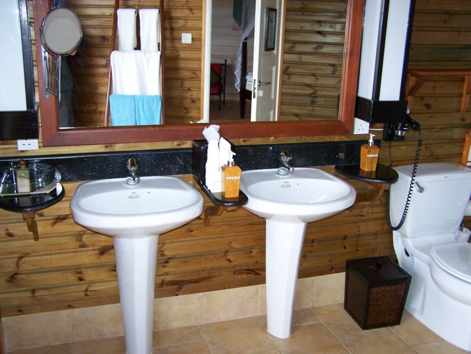 Badezimmer im Wasserbungalow Kuredu Island Resort & Spa