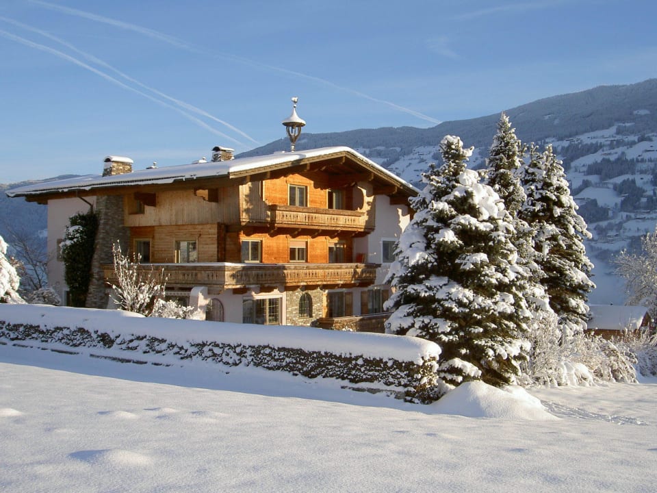 Unser Haus im Winter Appartement Spieljoch
