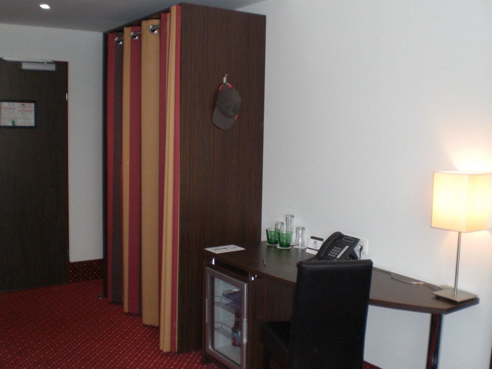Schreibtisch_Minibar Best Western Plus Amedia Wien