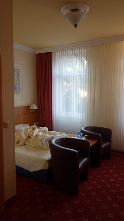 Blick von der Tür ins Zimmer Hotel Königshof